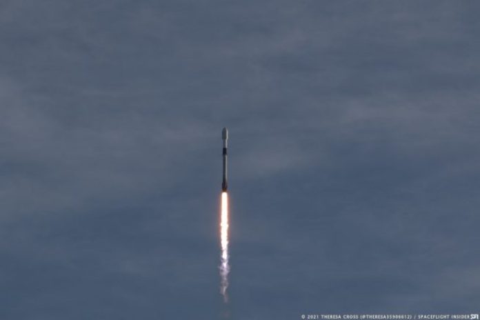 The Falcon 9 with 60 Starlink satellites soars spaceward after its Jan. 20, 2021 launch. Credit: Theresa Cross / SpaceFlight Insider