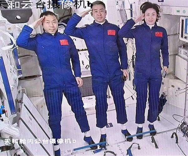 Shenzhou XIV astronauts transporting supplies into space station_629f4e9ac5896.jpeg