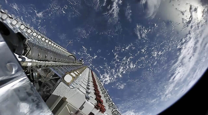 Starlink_satellites_Earth_orbit-702x390