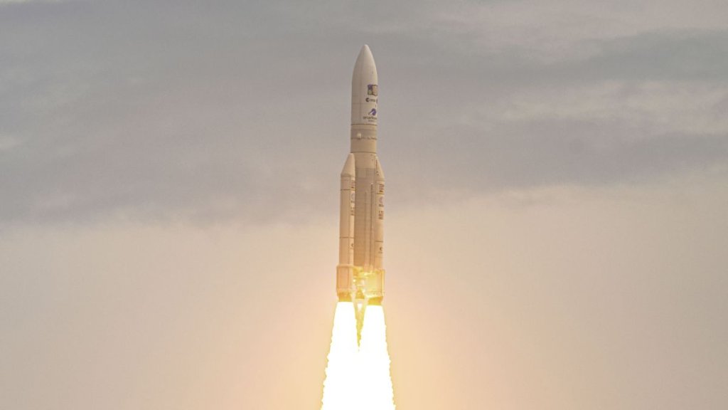 Watch Europe’s Jupiter-bound JUICE spacecraft speed away from Earth in these photos by amateur astronomers_643ea04bed73d.jpeg