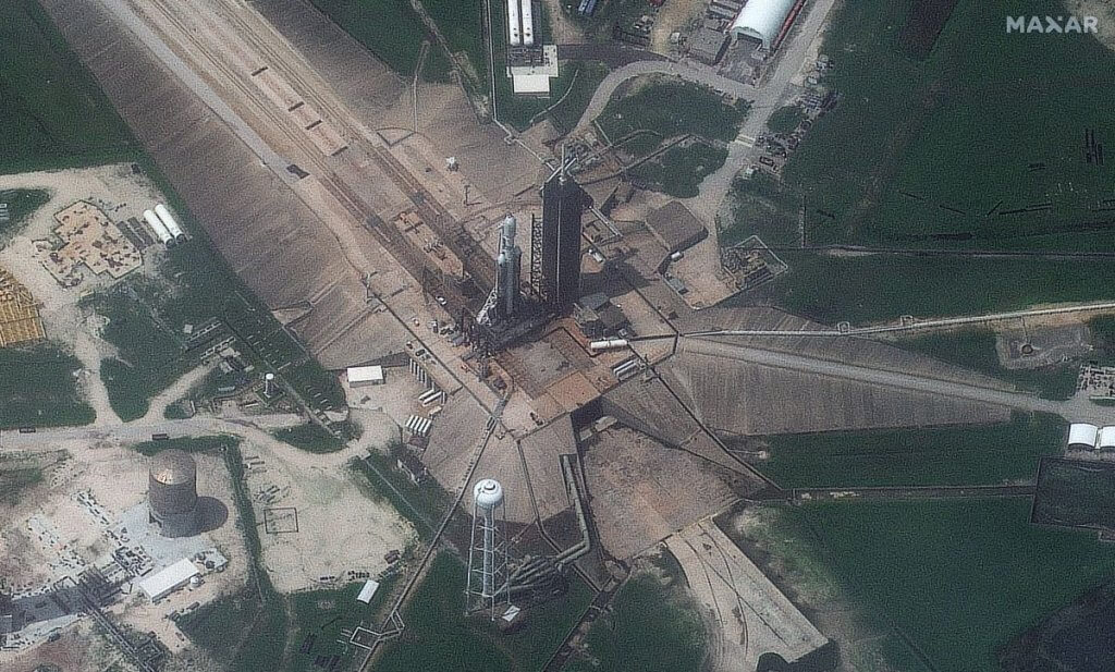 SpaceX Falcon Heavy seen from space waiting on launch pad (photos)_64c3c90c2acc6.jpeg