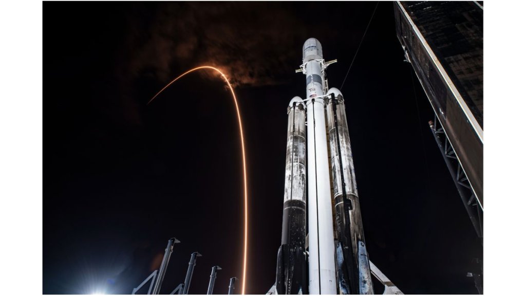 SpaceX rocket double play! Falcon 9 soars over Falcon Heavy in gorgeous launch video, photo_64c51ac7527a2.jpeg