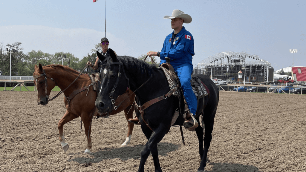 Yeehaw! NASA chief and Artemis 2 moon astronaut play cowboy for a day (photo)_64aeb23d275b1.png