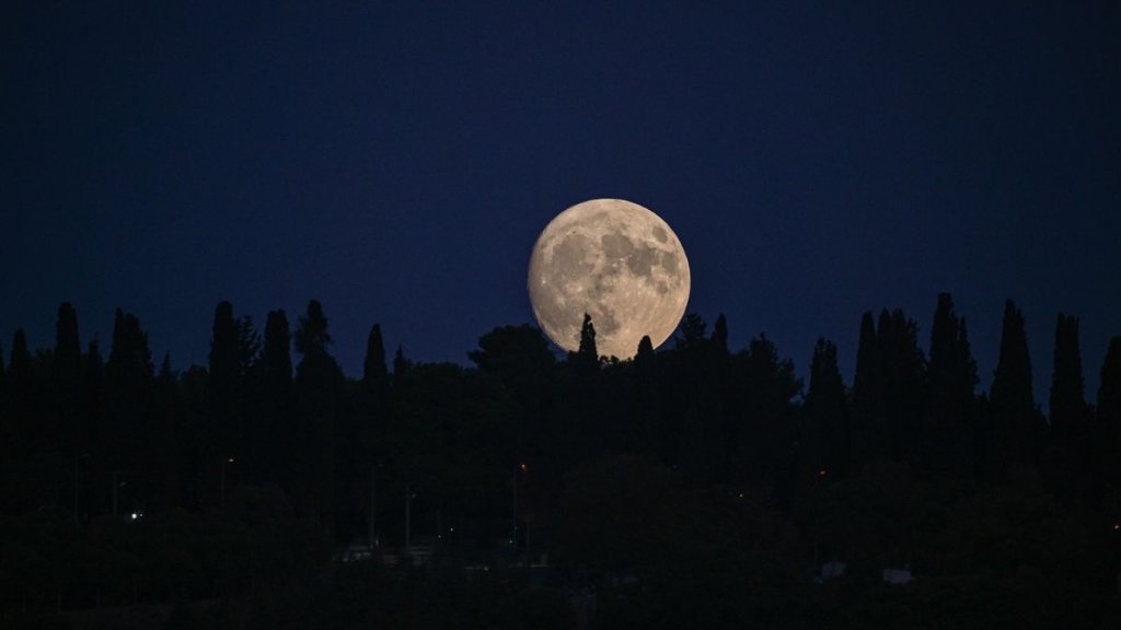 The last Super Blue Moon until 2037 rises tonight. Here’s how to see it_64ef545ecae2f.jpeg