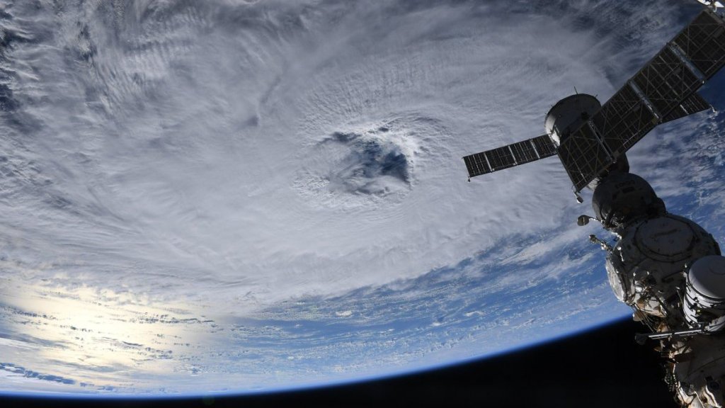 Astronauts on ISS gaze into the eye of Hurricane Nigel (photos)_650f48616ff4e.jpeg