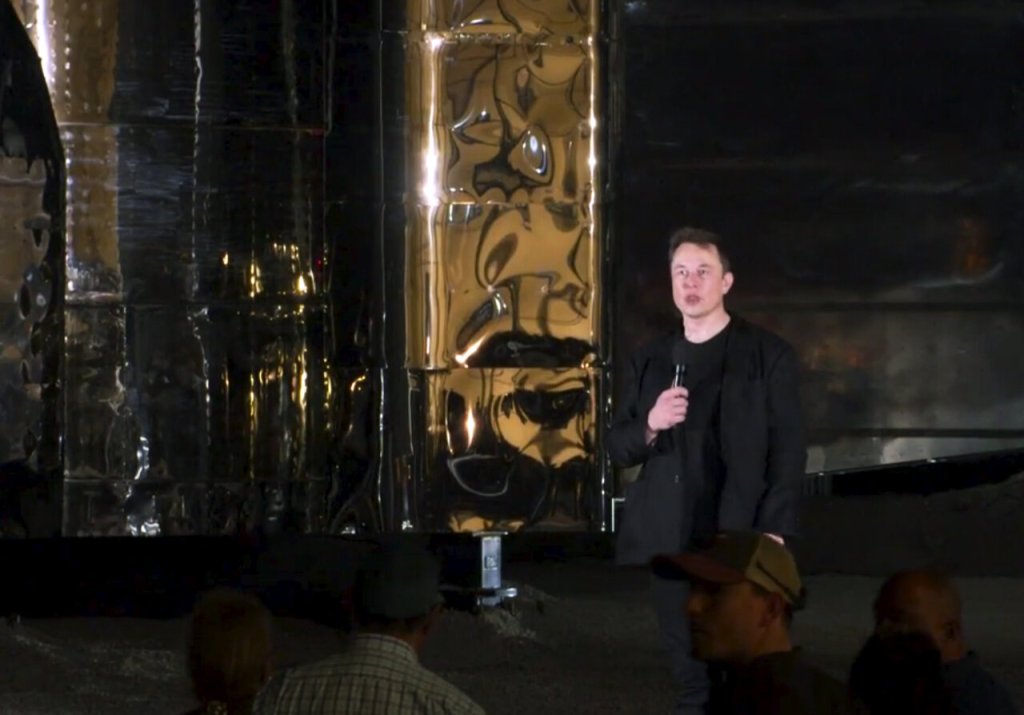 Musk unveils SpaceX rocket designed to get to Mars and back_6515a1b67d201.jpeg