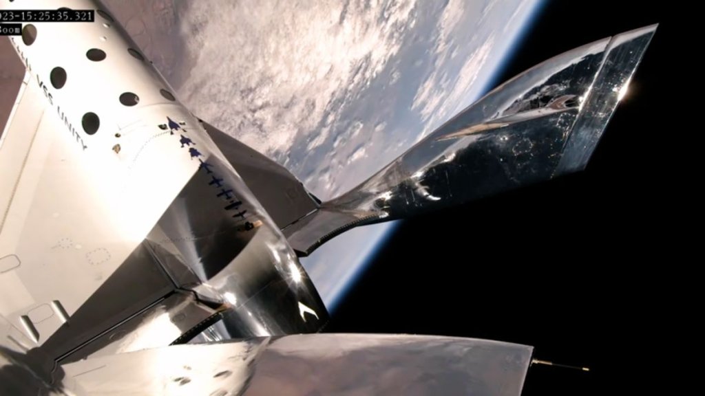 Virgin Galactic launches 3 of its original space tourist customers to the final frontier (video)_64fc7ba23d210.jpeg