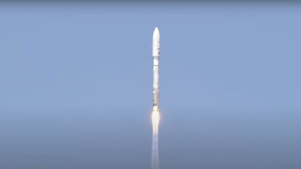 Atlas V rocket launches Amazon’s 1st 2 internet satellites to orbit (video)_65205b04a25eb.jpeg