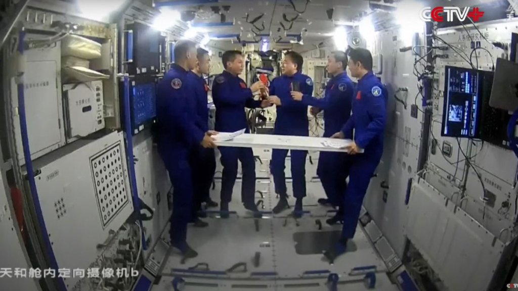 China’s Shenzhou 16 astronauts hand over Tiangong space station to new crew (video)_65418358af9bb.jpeg