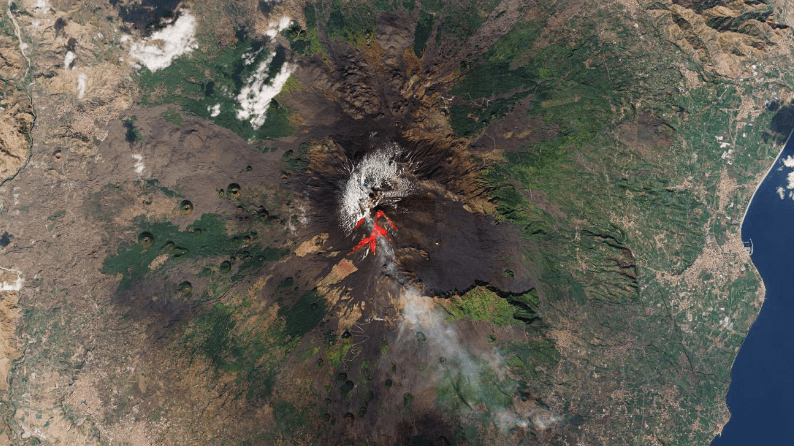 Satellites watch lava flows of Italy’s Mount Etna volcano eruption (image)_6557bd191f0fc.png