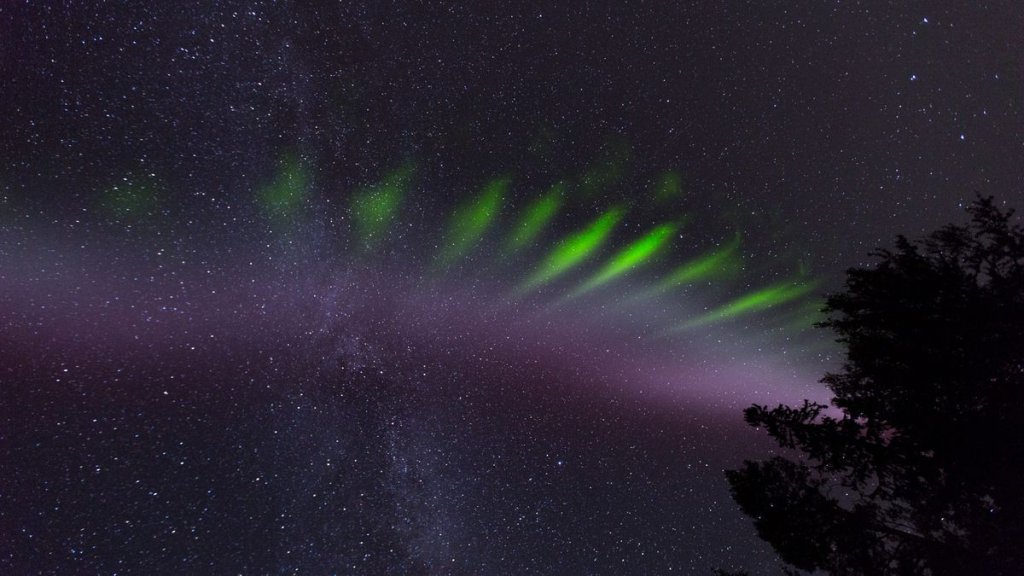 Aurora-like ‘Steve’ phenomenon and glowing ‘picket fences’ point to unknown exotic physics_657b7486ae3be.jpeg
