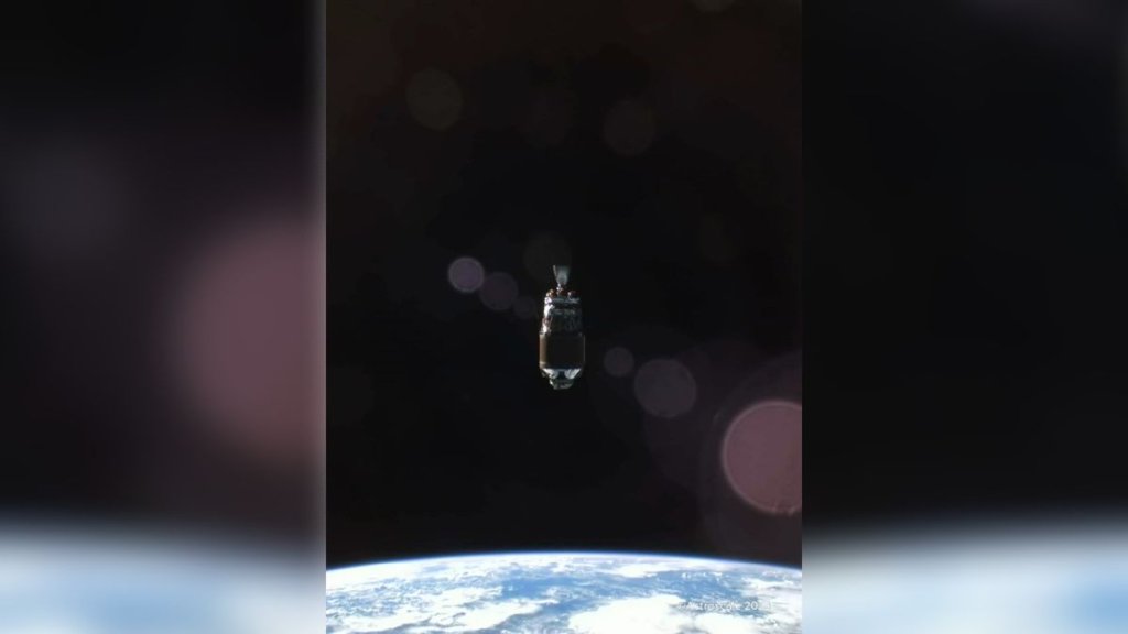 Private space-junk probe gets up-close look at discarded rocket in orbit (photo)_668ff35dc8510.jpeg