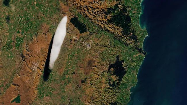 Earth from space: Bizarre ‘pet cloud’ reappears above its favorite spot in New Zealand_671e543c99eaf.jpeg