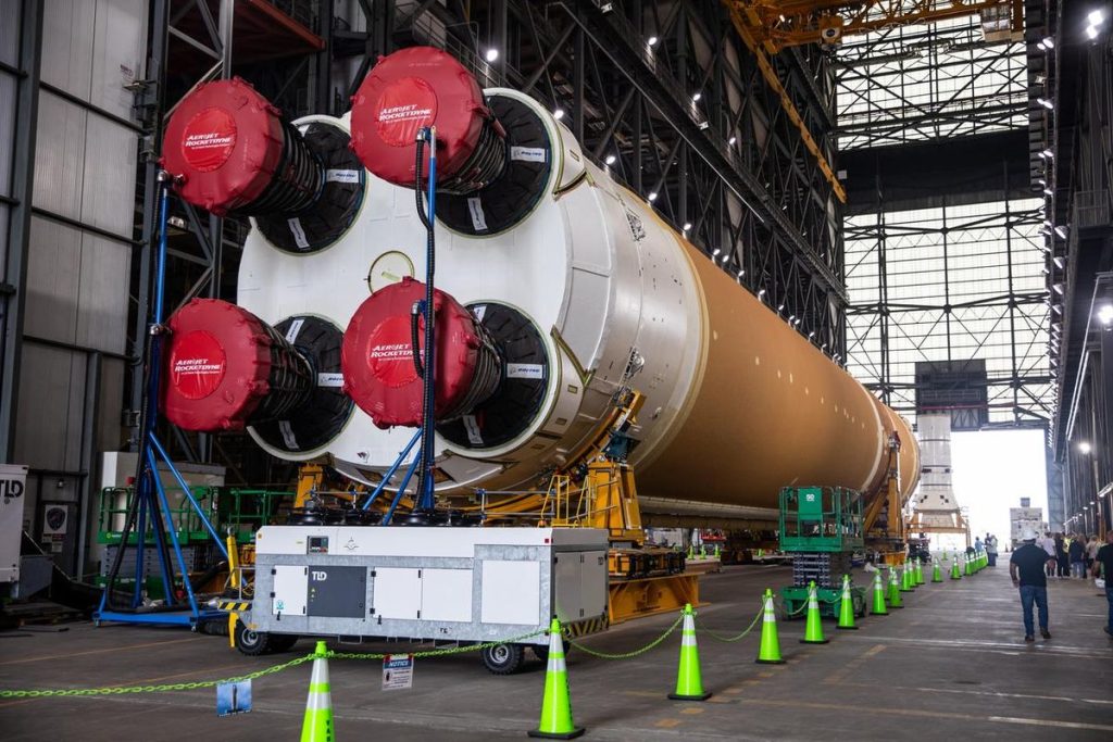 NASA begins stacking SLS rocket for Artemis 2 moon mission (photos)_6740e07b247bf.jpeg