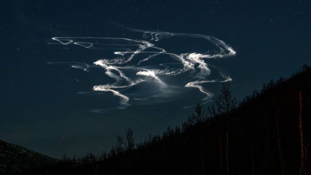 NASA rockets seed artificial clouds below glowing auroras in Norway (photo)_6736a8cd25fe3.jpeg