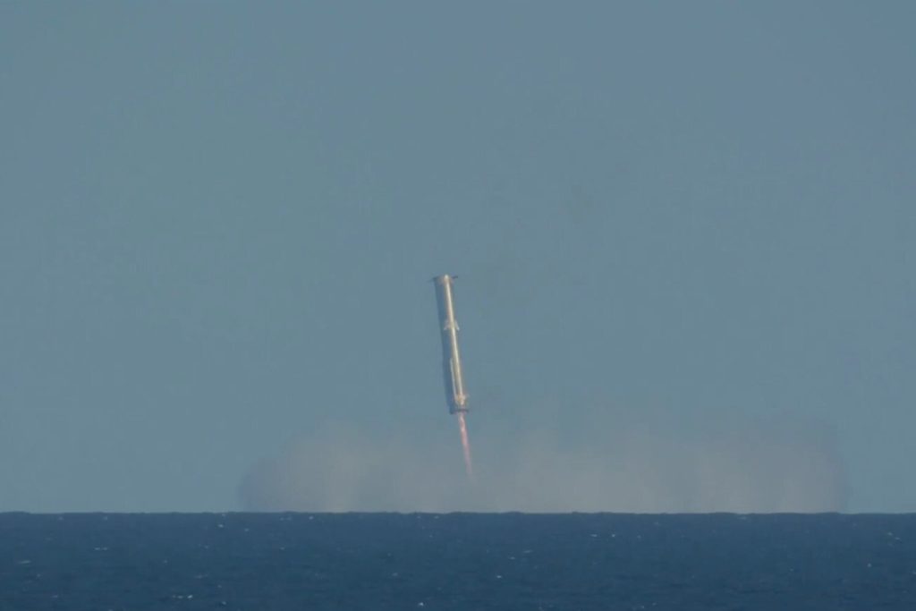 SpaceX Calls Off Booster Catch Attempt Mid-Flight, Citing Safety Concerns_673d3aa42cc7c.jpeg