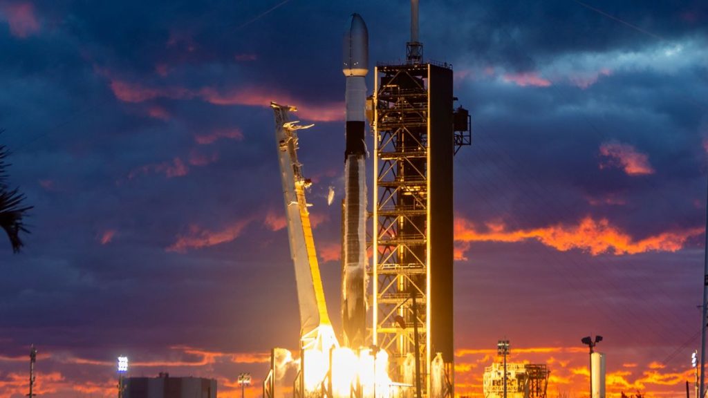 SpaceX launches telecom satellite from Florida in gorgeous sunset liftoff (photos)_673af1b274595.jpeg