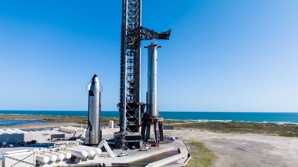 SpaceX rolls Starship Flight 6 Super Heavy rocket to pad ahead of Nov. 18 launch (photos)_6736a8c900794.jpeg