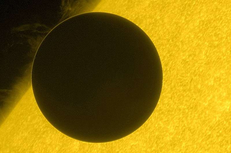 A rare Venus solar transit helps unravel exoplanet atmospheres