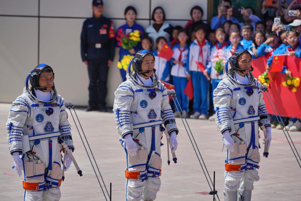 China’s stranded astronauts ‘in good condition’ after space debris delays planned return_6913b7d4b1d29.jpeg
