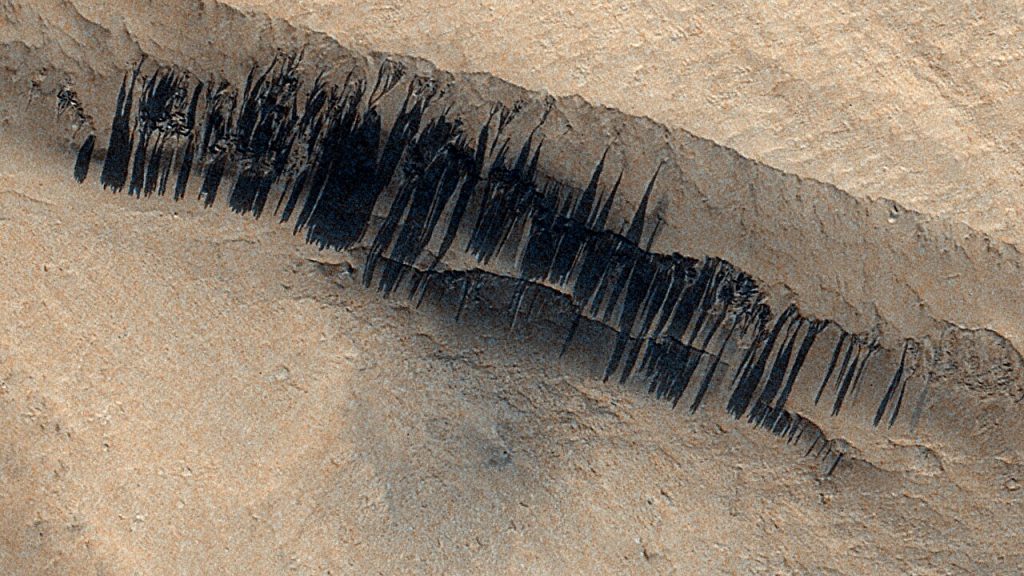 Rare meteoroid impact triggers dust avalanches and new streaks on slopes on Mars_690e71b4a68bc.jpeg