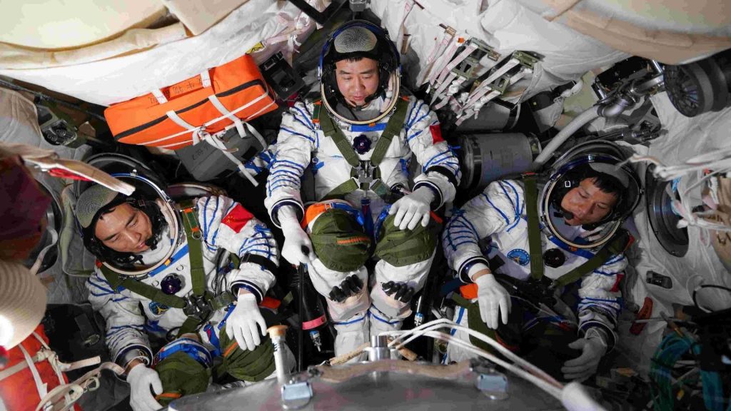 Space junk strike on China’s astronaut capsule highlights need for a space rescue service, experts say_692213f331ffd.jpeg