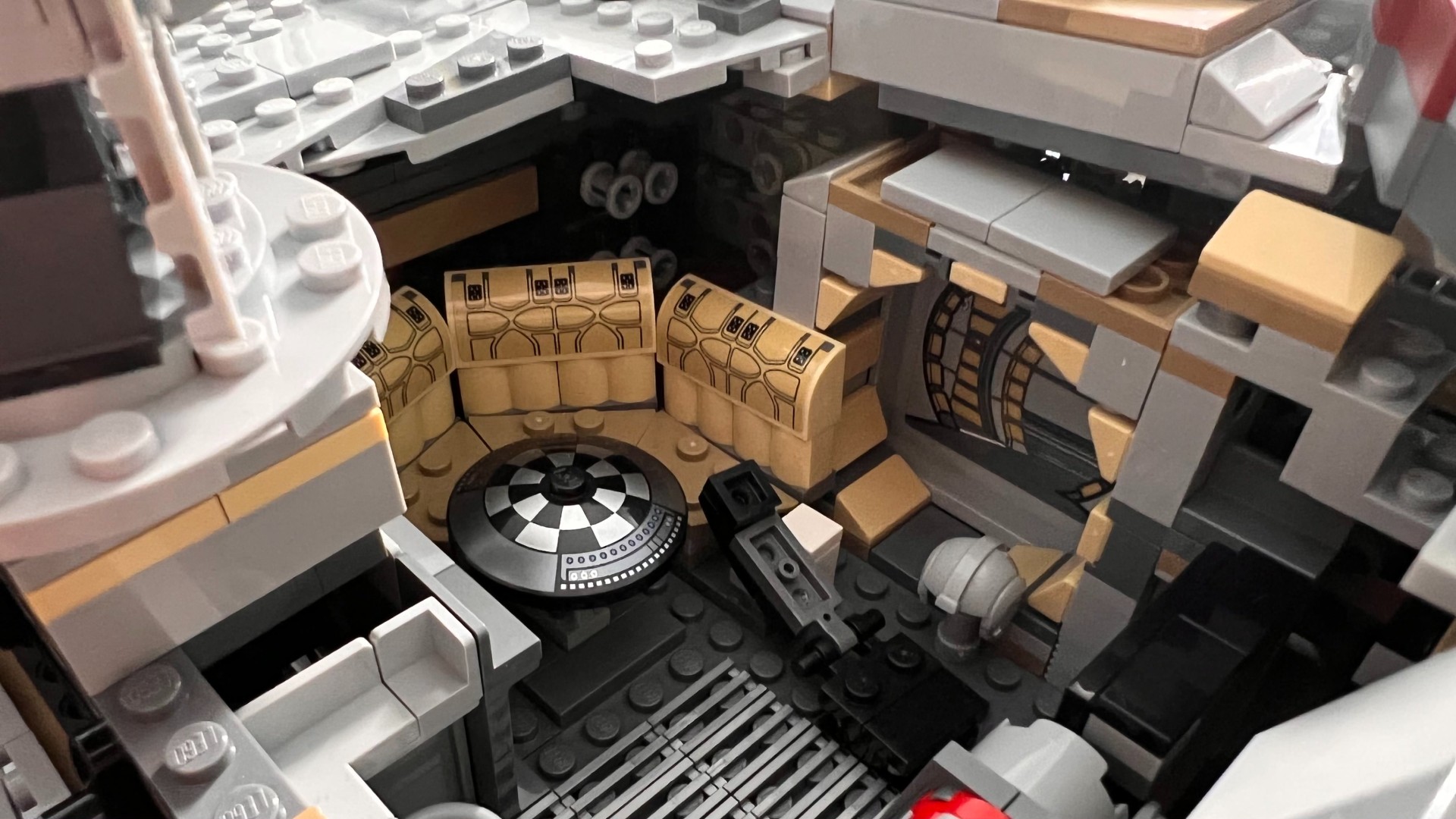 Lego Star Wars UCS Millennium Falcon 75192_Close up of interior (chess board)