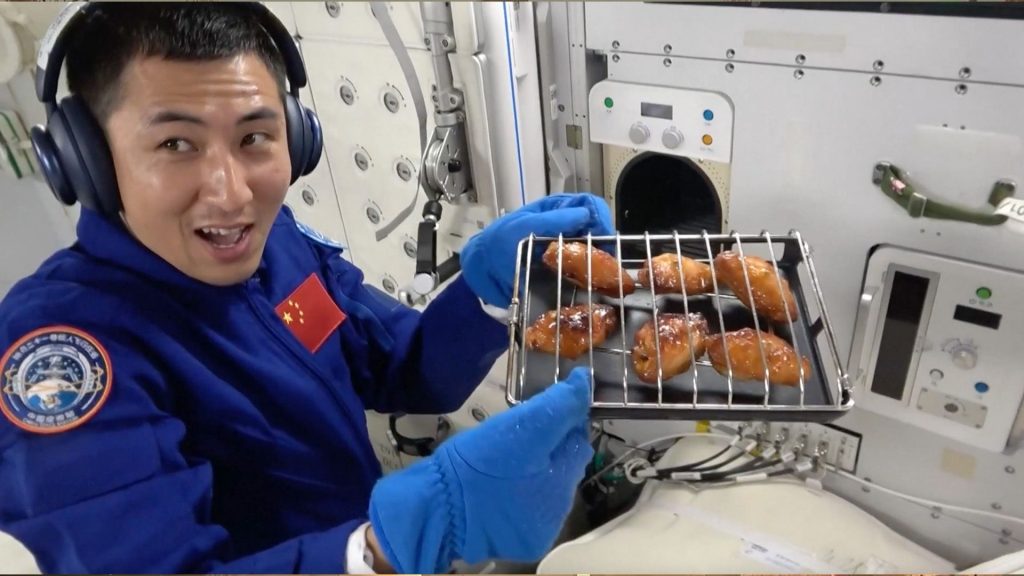 Watch Chinese astronauts enjoy ‘1st ever space BBQ’ from Tiangong’s brand-new oven (video)_690e4dff852b9.jpeg