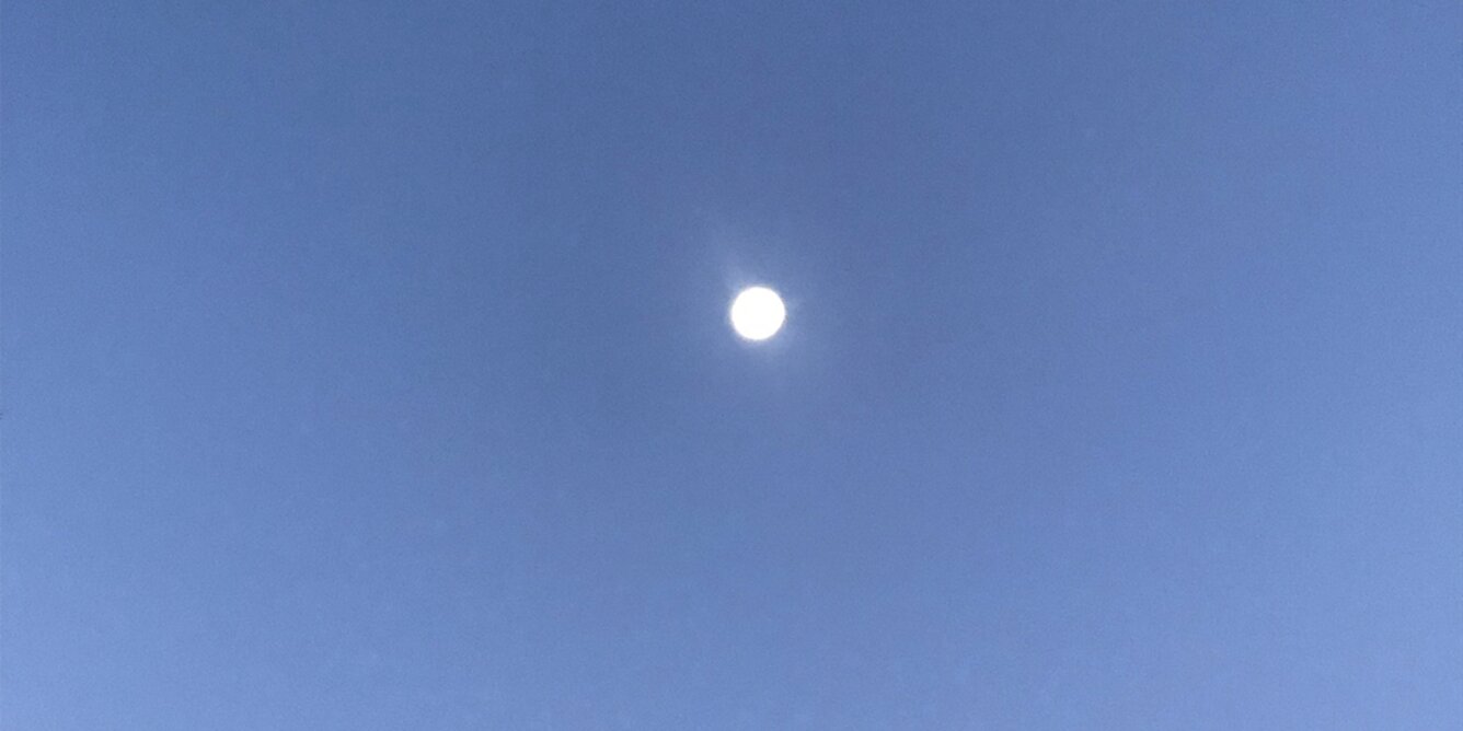 Why is it so hard to take a good photo of the moon with my phone?_6914608b7cc71.jpeg