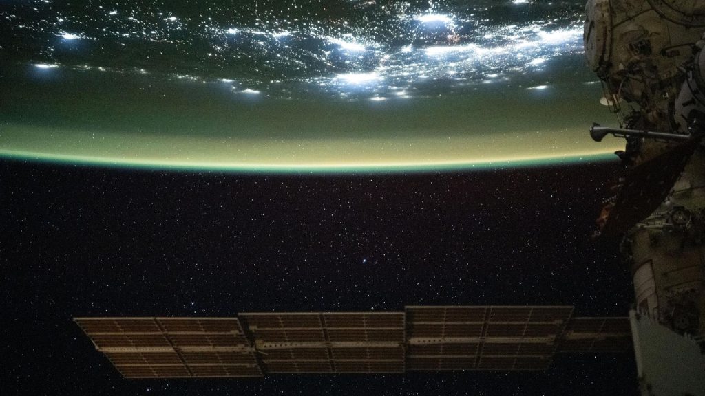 ISS astronauts watch Earth’s atmosphere glow green | Space photo of the day for Dec. 8, 2025_69387d7def425.jpeg