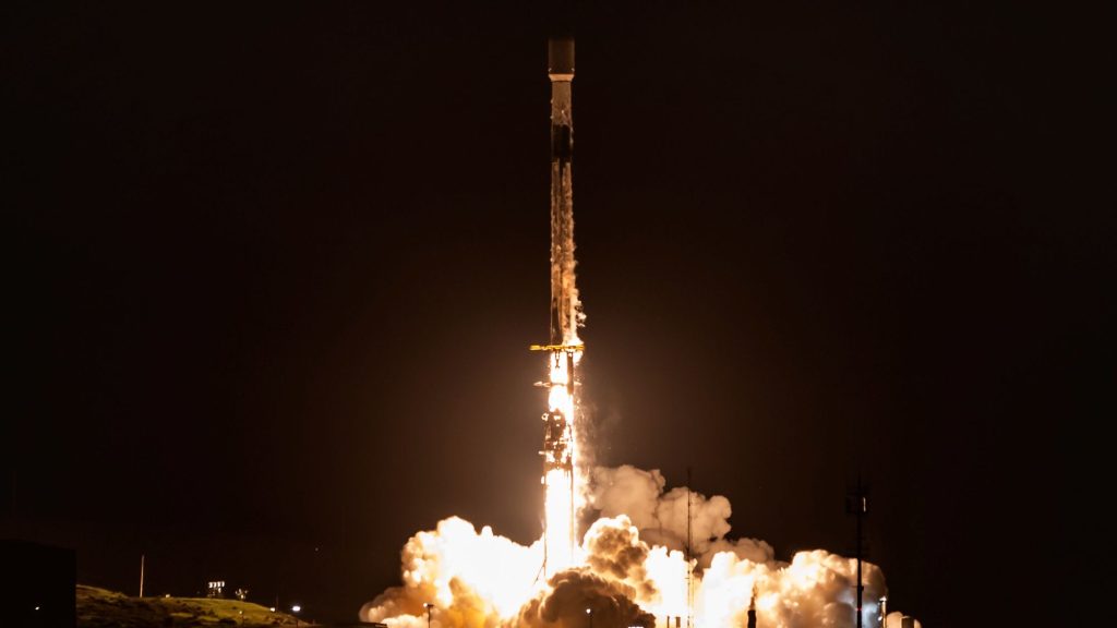 SpaceX launches 60th mission of the year from California (video)_692eee918f62c.jpeg