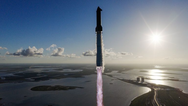 SpaceX plans to go public in 2026, seeks $1.5 trillion valuation: reports_693b74e433465.jpeg