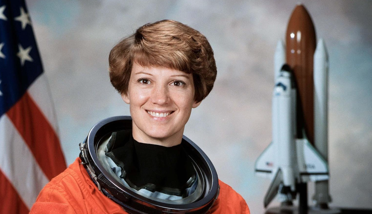 An official portrait of a female NASA astronaut (Colonel Eileen M. Collins)